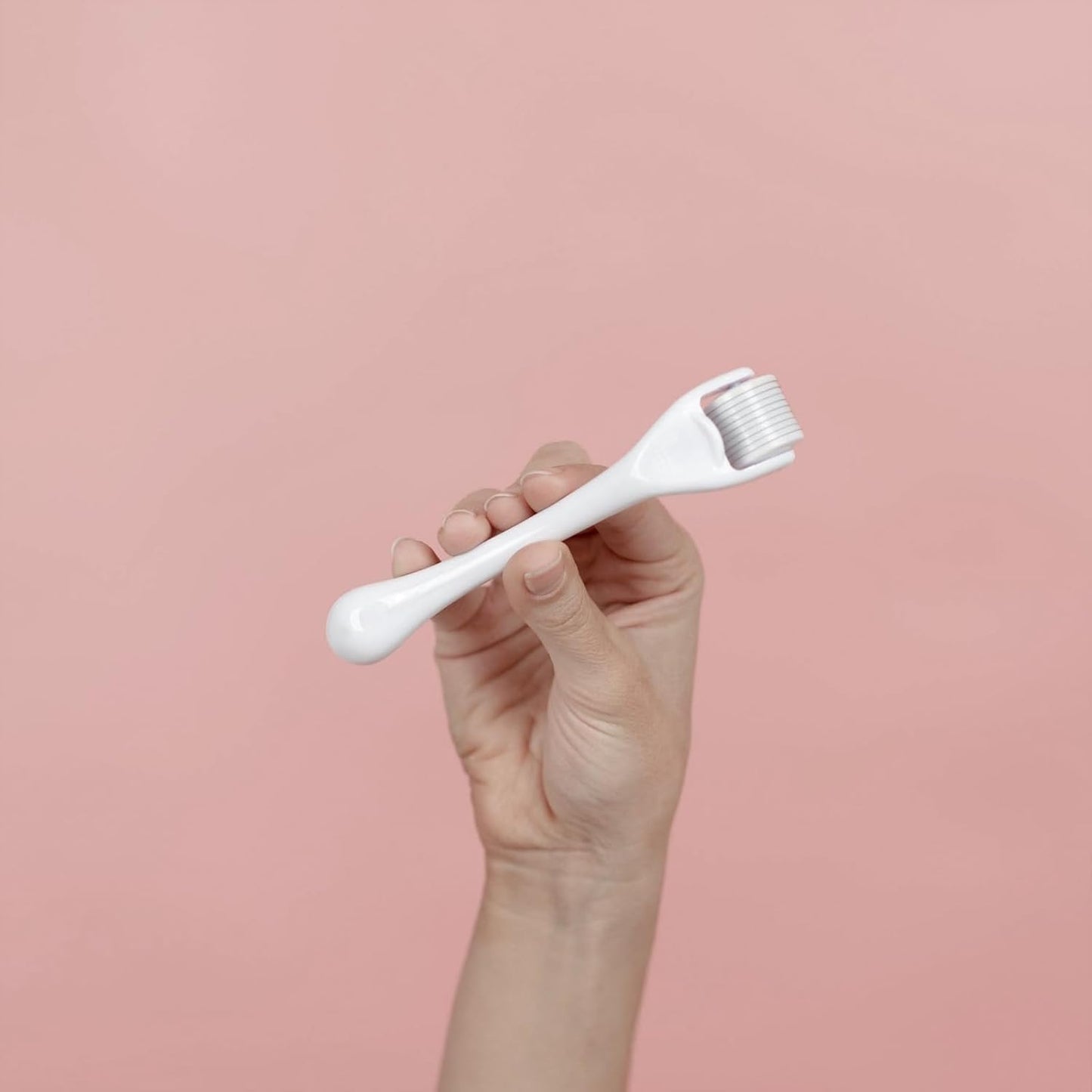 ROSELYNBOUTIQUE Derma Roller for Hair Beard Facial Skin Face 540 Microneedles At-Home Beauty Instrument White Holiday Gift for Men Women